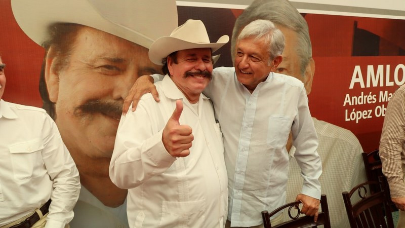 Lamenta AMLO muerte de Armando Guadiana; envía "abrazo cariñoso" a familiares 