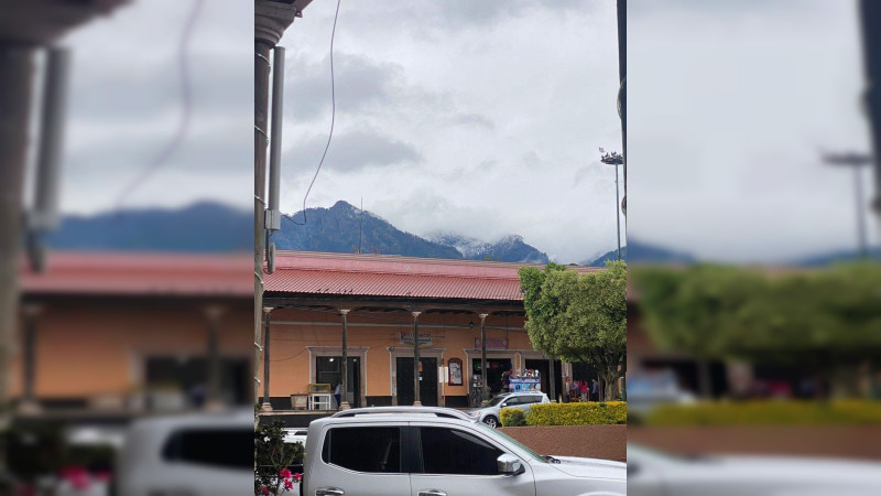 Se registra caída de Aguanieve en Tancíntaro; autoridades locales piden a la población extremar precauciones 
