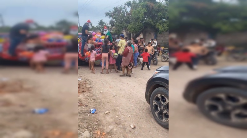 Desde Jalisco llega Santa Claus en convoy y con rifles de grueso calibre, a repartir juguetes a niños 