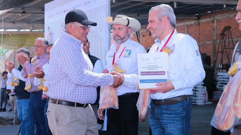 Michoacán, de los primeros en distribuir fertilizante gratuito a agricultores en 2024