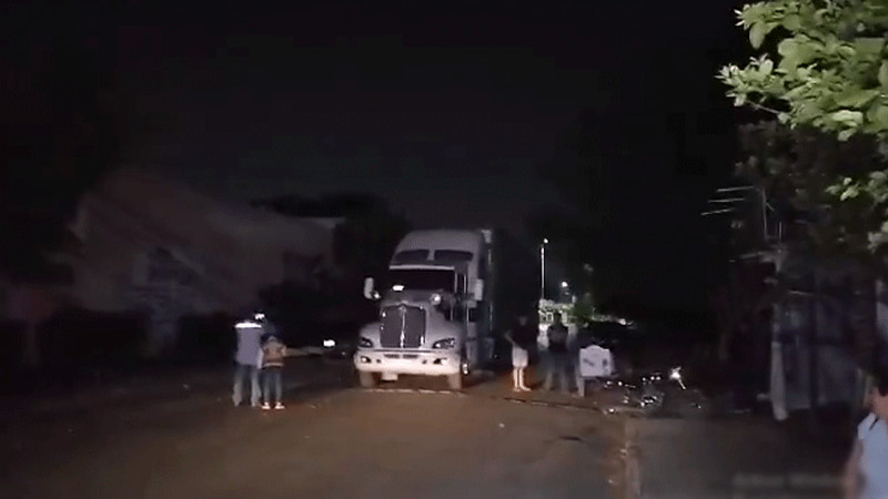 Tráiler se enreda entre cables y deja a decenas de vecinos sin luz en Mérida, Yucatán 