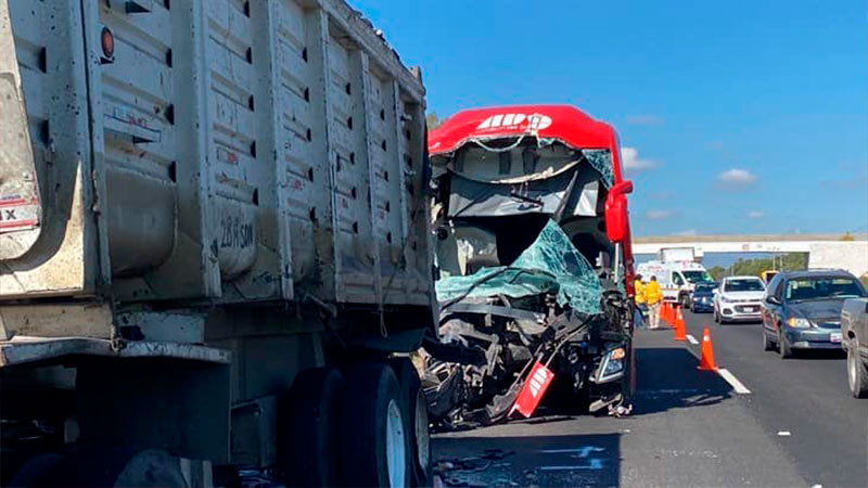 Aparatoso choque entre un tráiler y un autobús de pasajeros en la autopista México-Veracruz deja 18 lesionados 