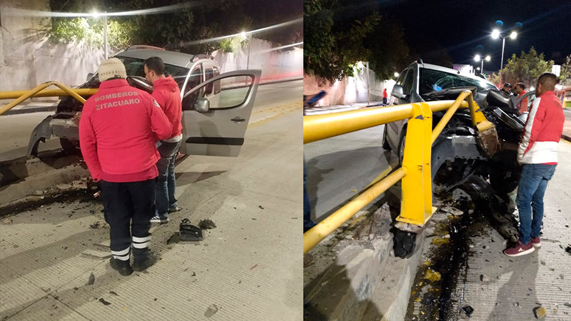En Zitácuaro, Michoacán, automovilista choca contra barrera metálica, de milagro resultó ileso 