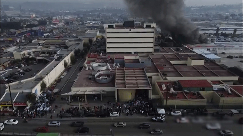 Incendio en bodegas provocan el desalojo de médicos y pacientes en clínica del IMSS en Tijuana, Baja California 