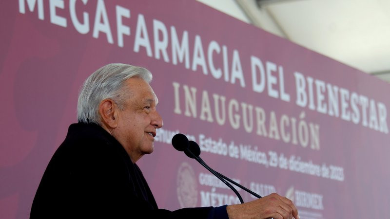 Megafarmacia proveerá a 20 mil hospitales: AMLO 