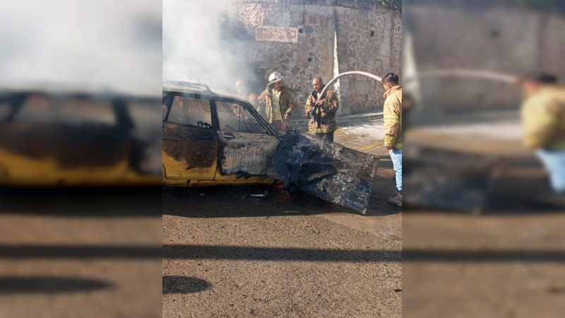 En Zitácuaro, Michoacán, se incendia camioneta cargada con tres tanques de gas LP; chófer resulta con quemaduras  