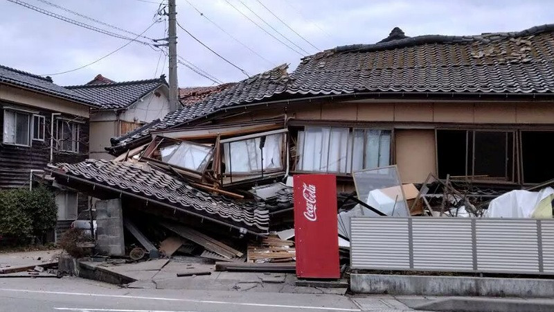 Reportan al menos seis personas atrapadas bajo los escombros tras terremoto en Japón 