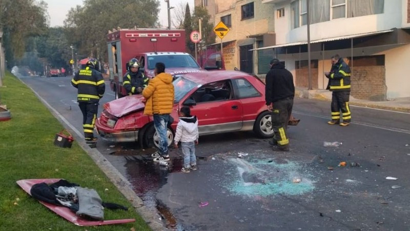 Vehículo familiar se vuelca tras ser impactado en la Ciudad de México; salen ilesos 