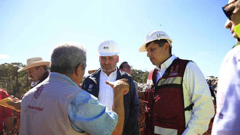 Nacho Campos y Alfredo Ramírez supervisan obra en relleno sanitario de Uruapan