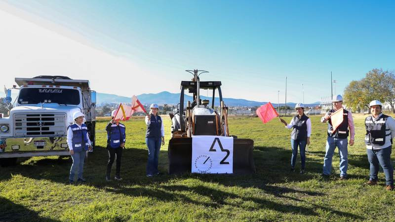Histórico, rectora da banderazo para la construcción de la Alberca Olímpica en la UMSNH