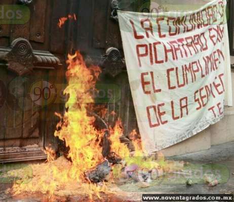 Comuneros de Pichátaro intentan incendiar puerta del Congreso de Michoacán - Foto 0 