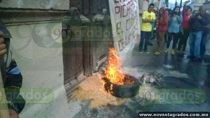 Comuneros de Pichátaro intentan incendiar puerta del Congreso de Michoacán - Foto 1 