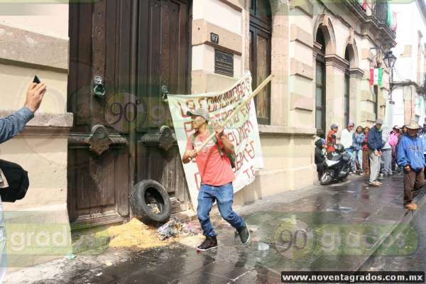 Comuneros de Pichátaro intentan incendiar puerta del Congreso de Michoacán - Foto 2 