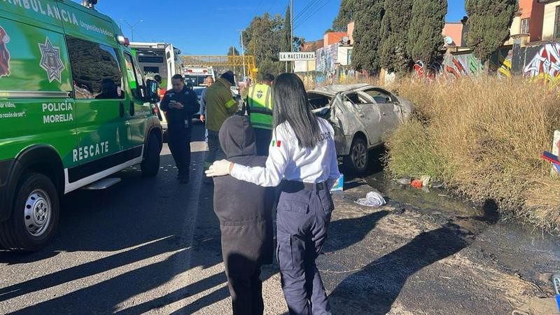 Volcadura en Morelia, Michoacán, deja tres heridos; dos son menores de edad  