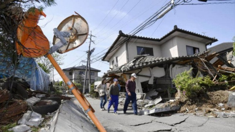 Sube a 92 los muertos y 242 desaparecidos en Japón tras terremoto de 7.6 