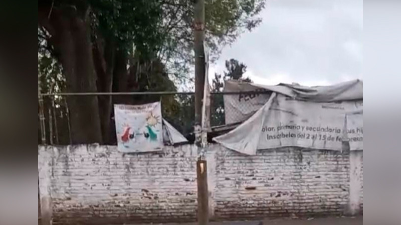 Afuera de una primaria quitan la vida a un hombre en Uruapan 