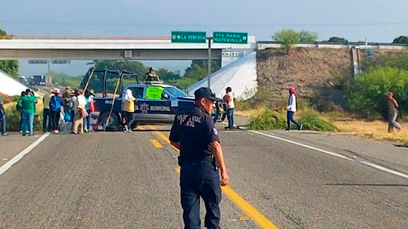 Bloquean carreteras en Oaxaca; protestan contra parques industriales del Corredor Interoceánicos 