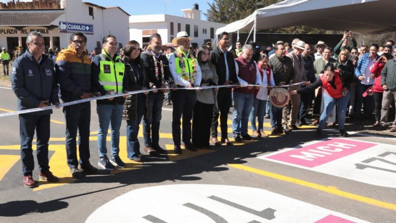 Inaugura Gobernador de Michoacán carretera en beneficio de artesanos de Cuanajo y Tupátaro 