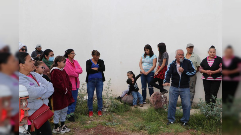 Edil de Hidalgo entregó cobijas del programa invernal a familias 
