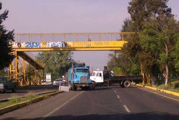 Constructores bloquean el libramiento en la capital michoacana; exigen el pago de adeudos 