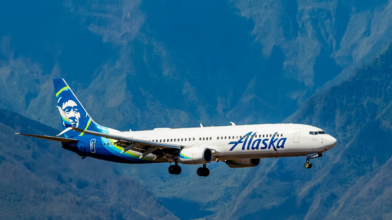 Avión de Alaska Airlines pierde ventana en pleno vuelo; inhabilitan unidades Boeing 737-9 