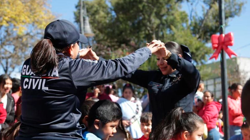 La SSP a través de los “Reyes Magos” de la Guardia Civil, lleva alegría y sonrisas a tenencias de Morelia, Michoacán