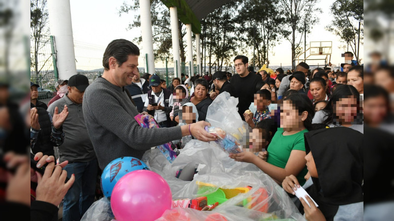 Celebra Alfonso Martínez, Día de Reyes con niñas y niños del Norte de Morelia