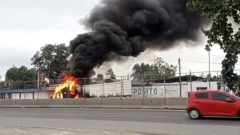 Arresto de tres delincuentes deja un muerto, bloqueos y autos quemados en Guanajuato 
