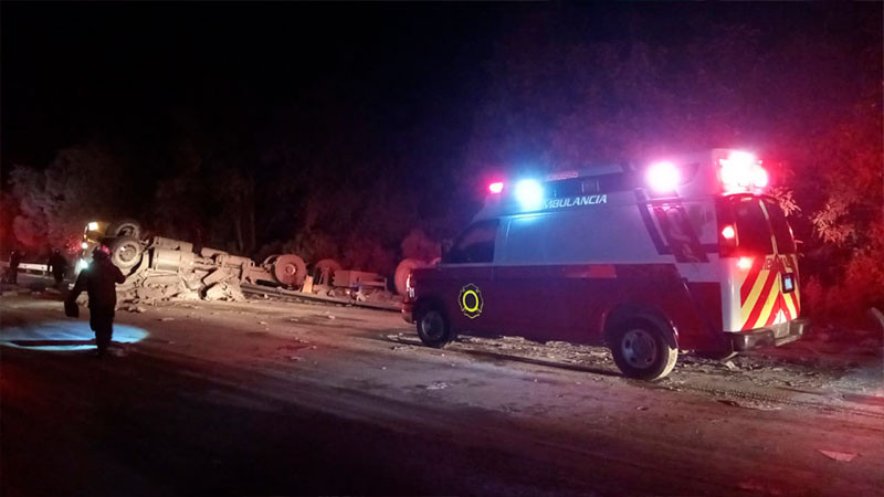 Vuelca camión en Zitácuaro, Michoacán, hay un herido 