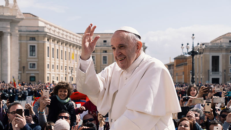 Papa Francisco pide prohibición mundial de los vientres de alquiler 