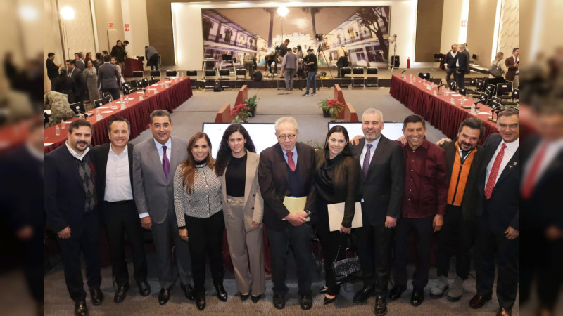 Transferencia de los servicios de salud garantiza derechos laborales: Bedolla