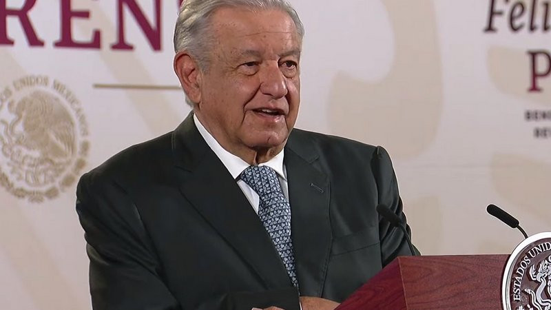 AMLO se disculpa con diputada trans Salma Luévano tras llamarle "hombre vestido de mujer" 
