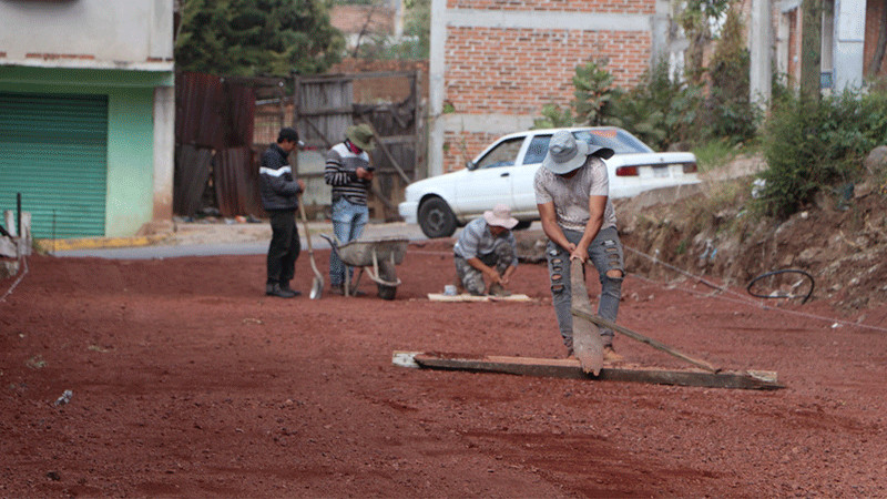 Téllez Marín visitó colonias de la cabecera municipal para supervisar obras y entregar cobijas del programa invernal