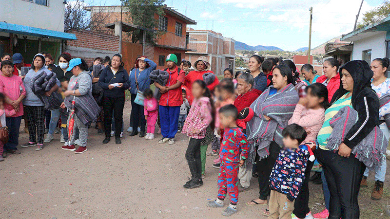 Téllez Marín visitó colonias de la cabecera municipal para supervisar obras y entregar cobijas del programa invernal