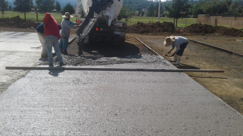 Construye SCOP nueva plaza en Chilchota, Michoacán