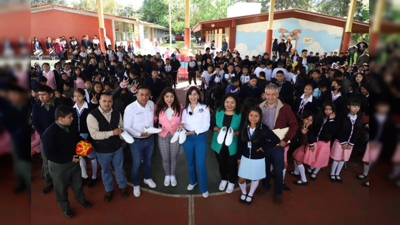 SEE arranca 2024 con entrega de tenis para 15 mil jóvenes