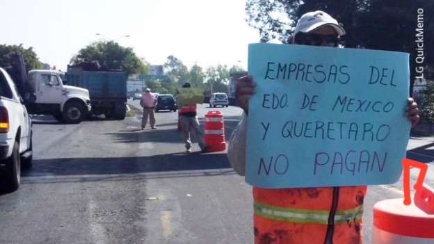 Obreros bloquean accesos a libramiento por falta de pago - Foto 0 