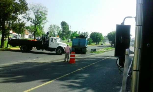 Obreros bloquean accesos a libramiento por falta de pago - Foto 1 