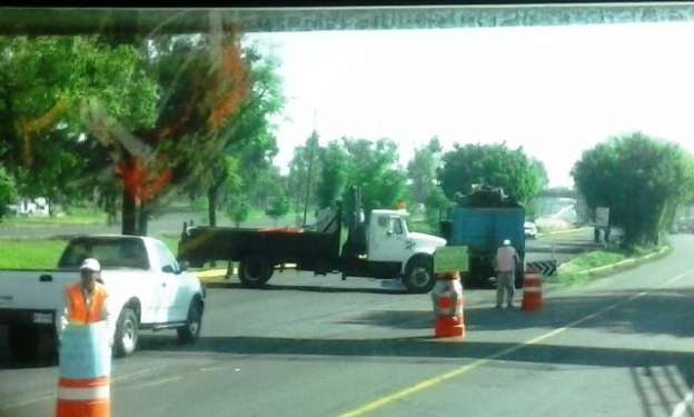 Obreros bloquean accesos a libramiento por falta de pago - Foto 2 