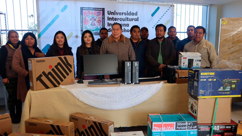 Plantel Tiríndaro de la UIIM recibe equipo de cómputo