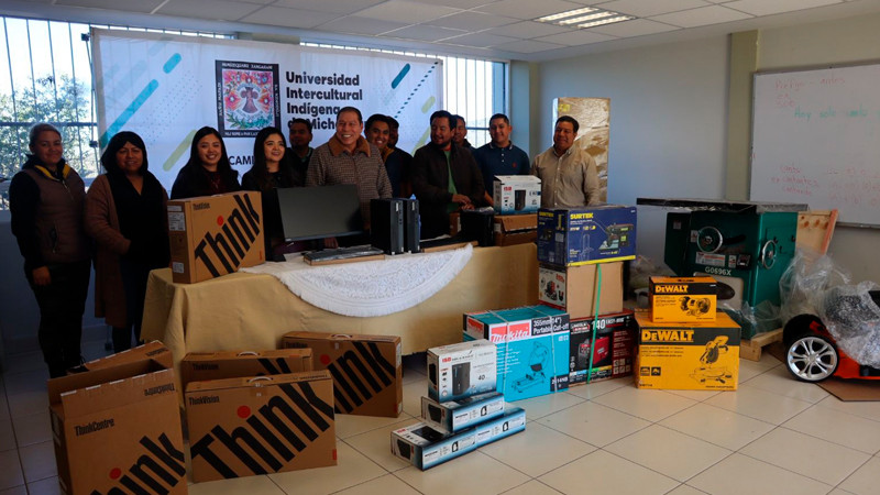 Plantel Tiríndaro de la UIIM recibe equipo de cómputo