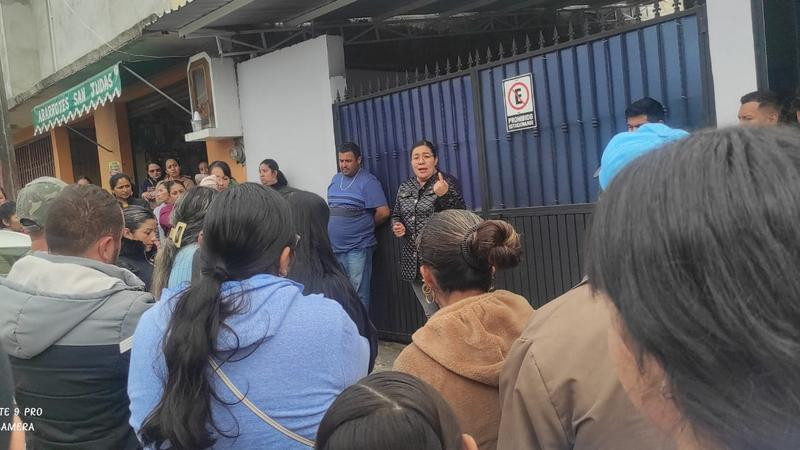 Estudiantes de escuela primaria de Tancítaro sin clases por conflictos de presuntas irregularidades 