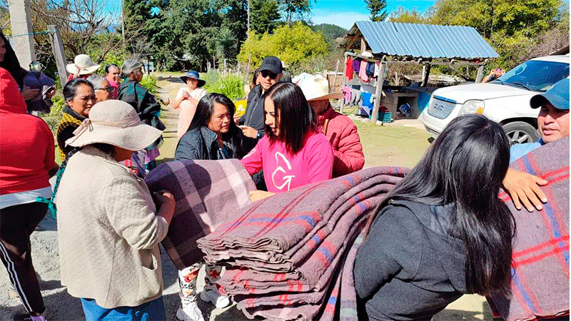 Gloria Tapia continúa con la entrega apoyos a la población del Distrito de Zitácuaro 