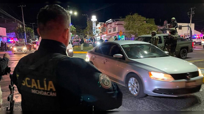 En calles de Morelia detienen a cinco sujetos en posesión de armas de fuego 
