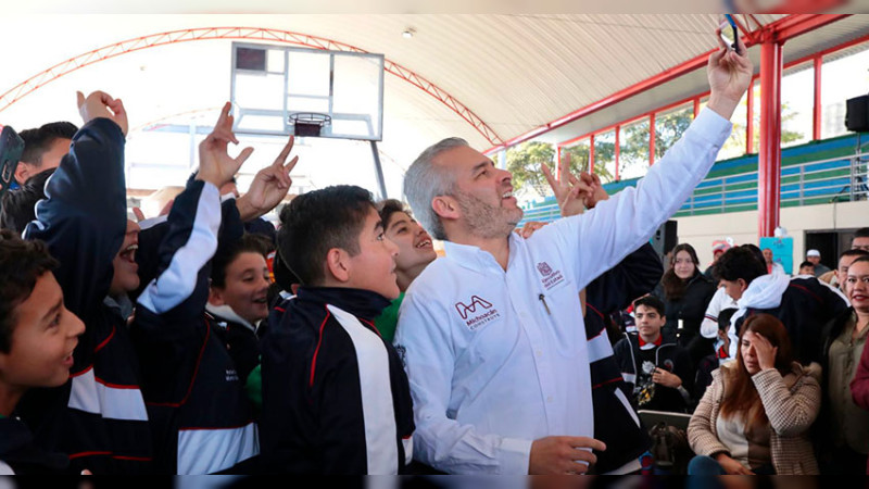 Anuncia Bedolla laptops para mil 200 secundarias de Michoacán 