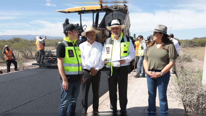 Supervisa Bedolla obra de rehabilitación carretera en región Ciénega de Michoacán  