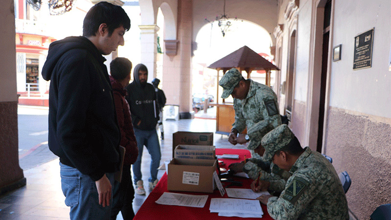 Jóvenes de la clase 2005 entregan cartilla militar a personal de la 21 Zona militar para su liberación en Ciudad Hidalgo 
