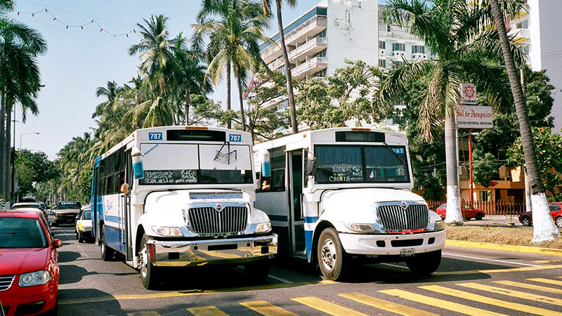 Por segundo día consecutivo suspenden servicio de transporte en Acapulco, Guerrero 