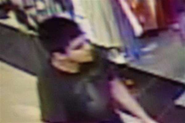 Autoridades buscan al presunto sicario que mató a cinco en centro comercial de Washington 