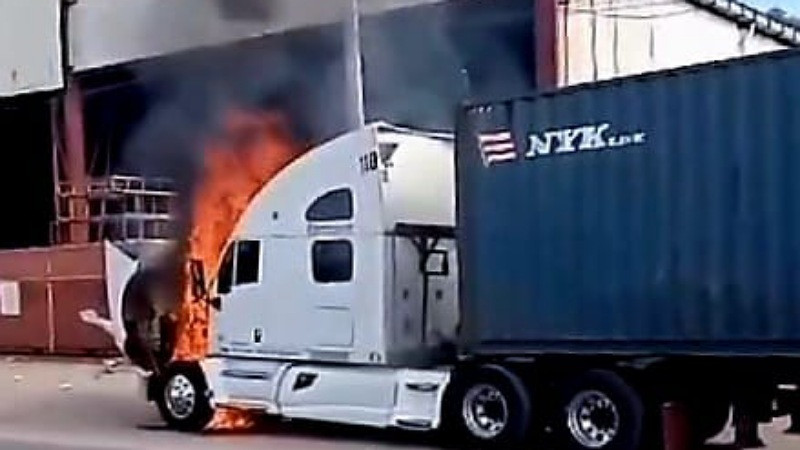 Se incendia tráiler en LC, Michoacán, falla mecánica sería la causa del siniestro 